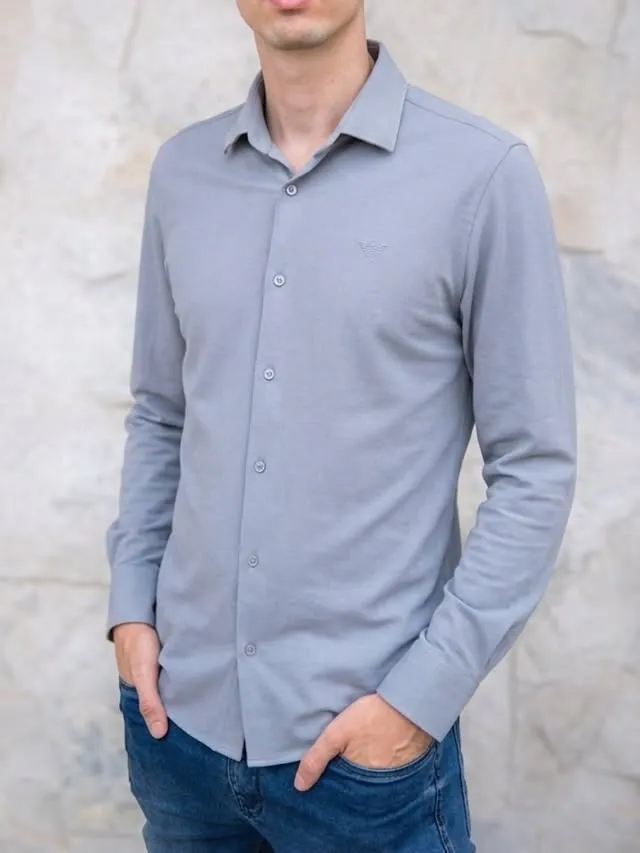 Arara de moda masculina com peças de grandes marcas